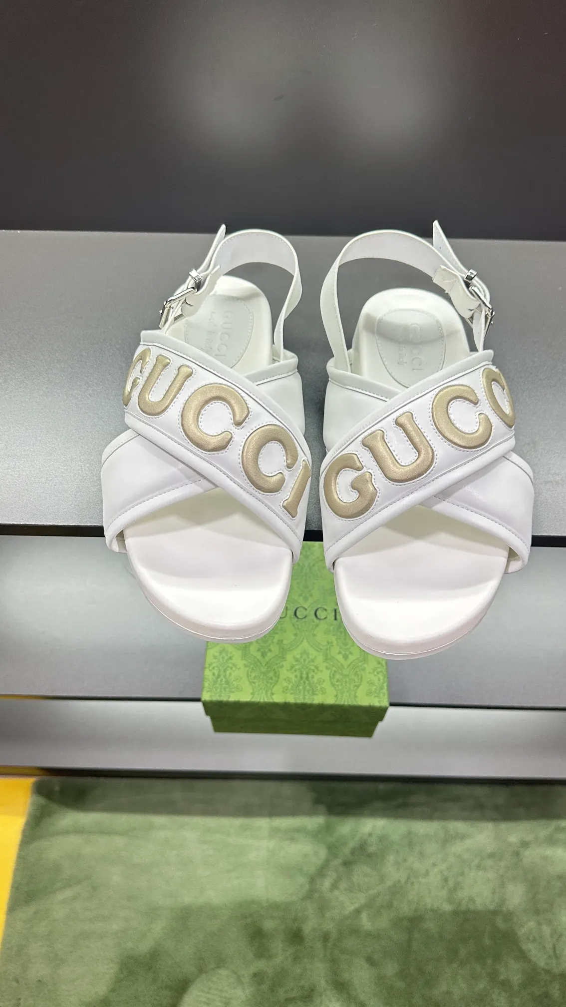 [G Family Couple Style] P: 320💰Female size 36~40 Men's size 39~45, (46. Custom-made GG slippers for men and women. This slipper is made of GG polyester fiber and is decorated with a Gucci label on the front, which adds a striking logo feel to the style. Beige GG recycled polyester fiber, same size for men and women, leather trim